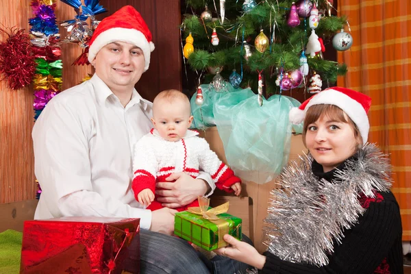 Familie in de buurt van de kerstboom — Stockfoto