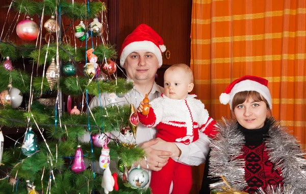 Familjen poserar för jul porträtt — Stockfoto