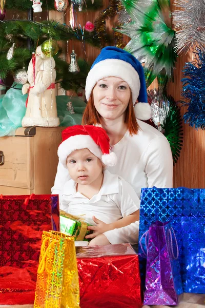 Mor och son med julklappar — Stockfoto