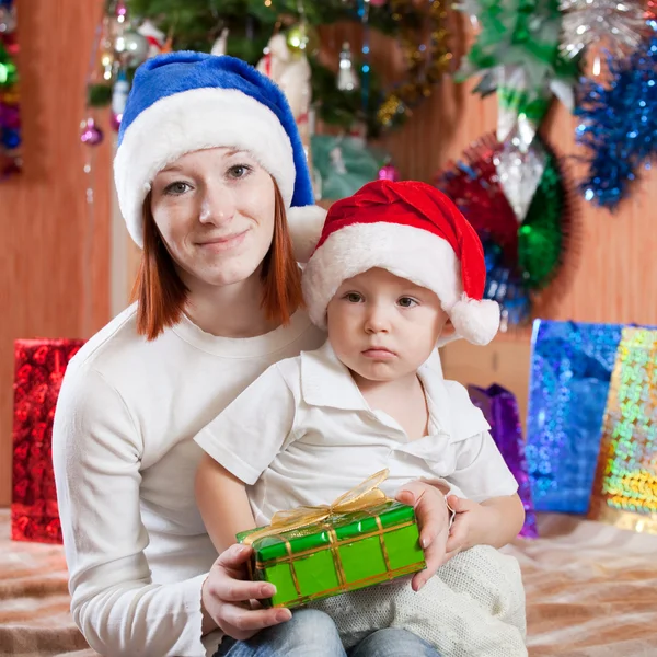 Mãe e bebê com presente de Natal — Fotografia de Stock