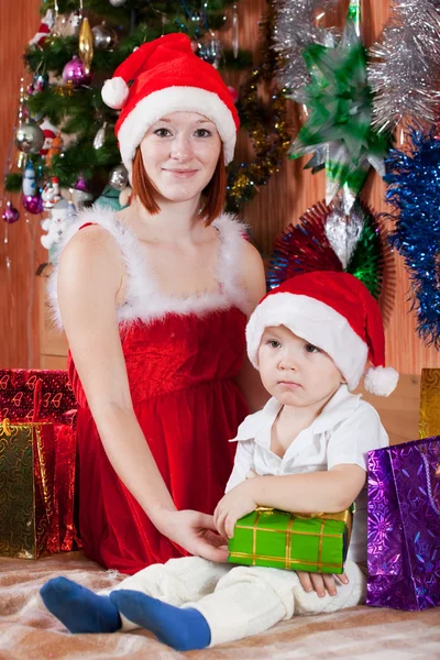 Menino e mãe em chapéu de Santa — Fotografia de Stock