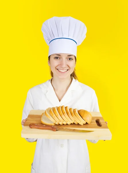 Cozinhe segurando pão na tábua de corte — Fotografia de Stock