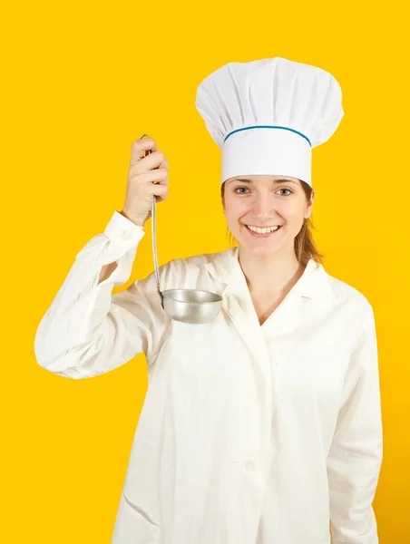 Frau in Koch-Uniform probiert aus Schöpfkelle — Stockfoto