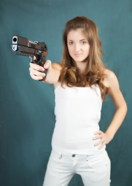 Дівчина націлена на чорну пістолет — стокове фото