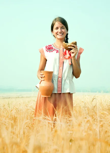 Meisje met brood op rogge field — Stockfoto