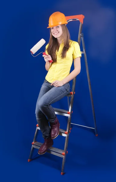 Chica con rodillos de pintura —  Fotos de Stock