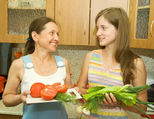 Kvinnor med grönsaker — Stockfoto
