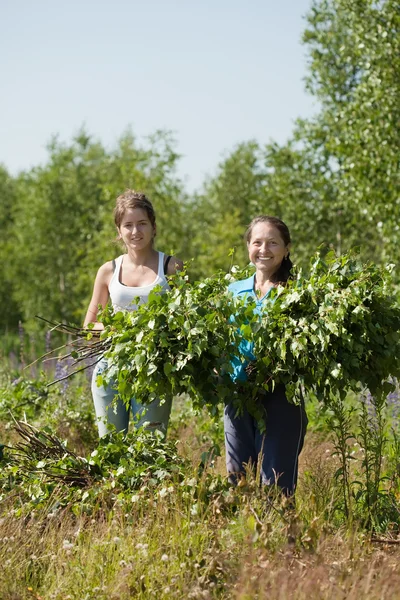 Women making birch besom — Stock Photo, Image
