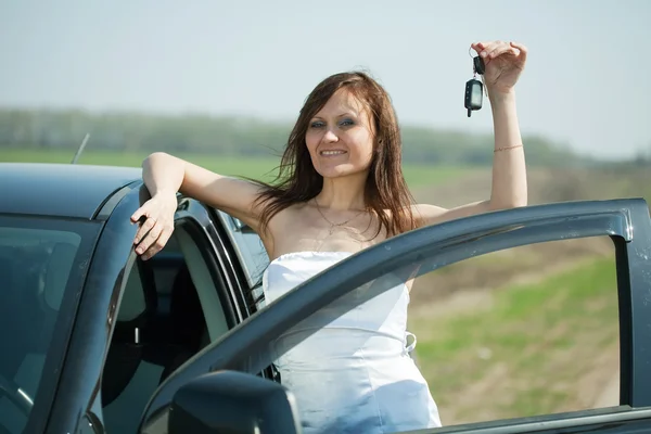 Mujer sosteniendo las llaves del coche — Foto de Stock