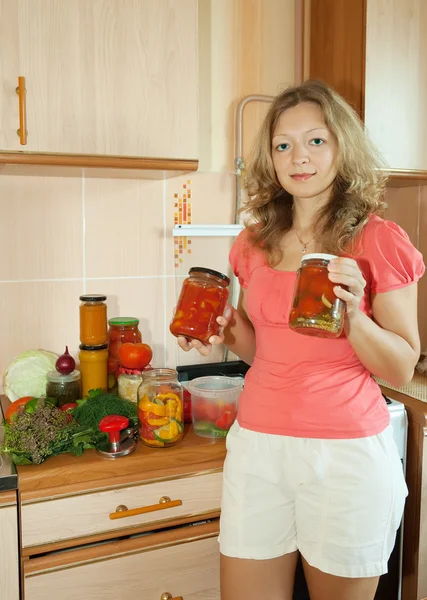 Mujer con verduras marinadas —  Fotos de Stock