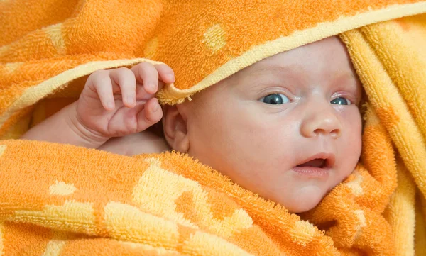Bambino in coperta calda — Foto Stock