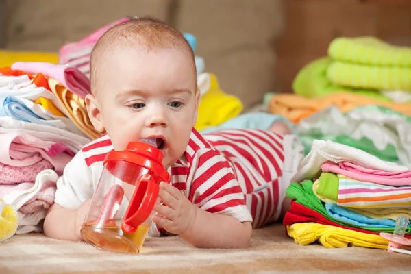 Menina bebê com coisas do bebê — Fotografia de Stock