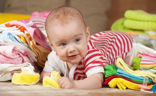 Bebé niña con ropa de niños —  Fotos de Stock