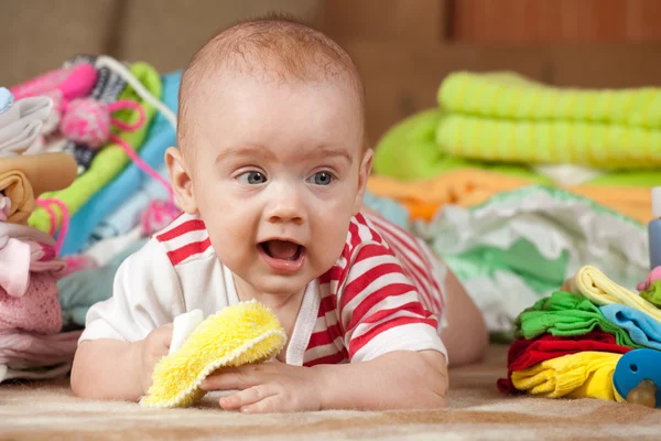 Ευτυχισμένο μωρό με τα πράγματα του μωρού — Φωτογραφία Αρχείου