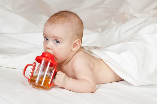 Ağızlıklı bardak ile kız bebek — Stok fotoğraf
