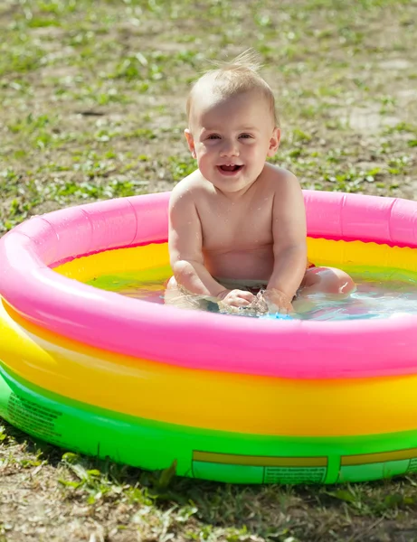 Feliz bebê nadando na piscina inflável — Fotografia de Stock
