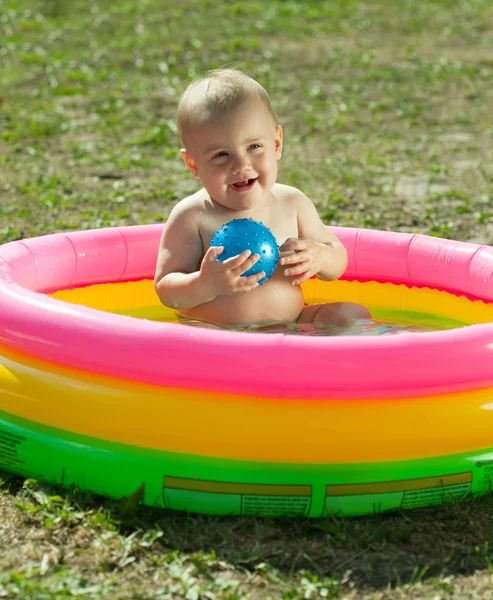팽창 식 수영장에서 수영 하는 행복 한 아기 — 스톡 사진