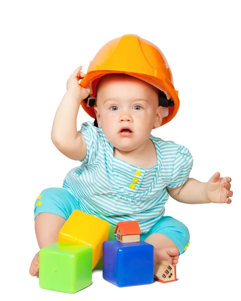 Toddler in hardhat plays with blocks — Stock Photo, Image