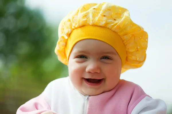 A kislány nevetett푸른 하늘 배경에 노란 단풍 잎 — Stock Fotó