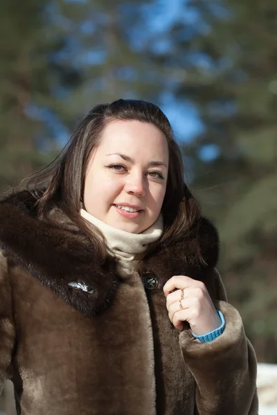 G menina em casaco de pele no parque de inverno — Fotografia de Stock