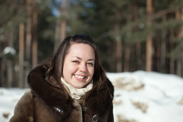 Chica en bosque de pino invernal —  Fotos de Stock