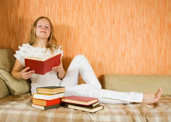 Studentka s knihami na pohovce — Stock fotografie
