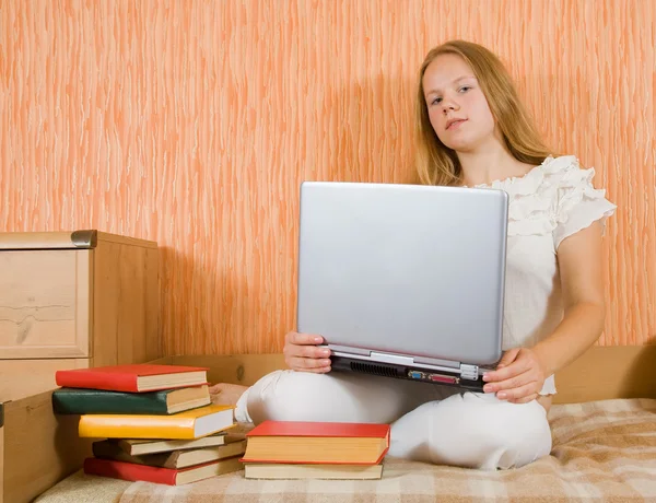 Chica con portátil y libros — Foto de Stock