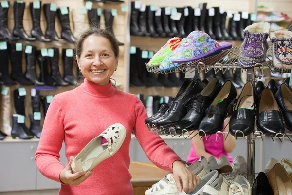 Mulher fazendo compras na loja de sapatos — Fotografia de Stock