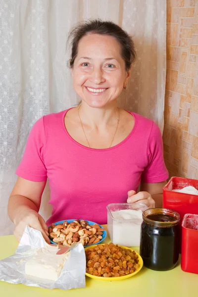 Vrouw met voedingsmiddelen voor honing cake — Stockfoto