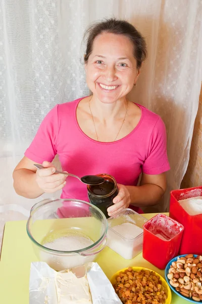 Mujer añade miel en el plato con azúcar — Foto de Stock