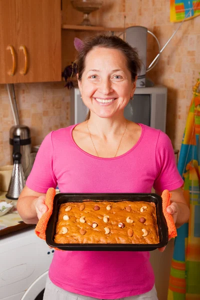Starsza kobieta z świeżego miodu ciasto — Zdjęcie stockowe