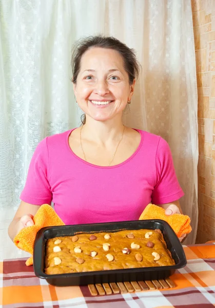 Donna matura con torta al miele fresca — Foto Stock
