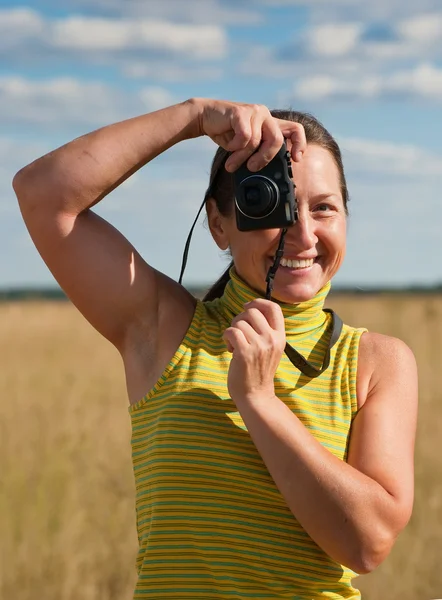 Kvinne som tar bilde med kamera – stockfoto