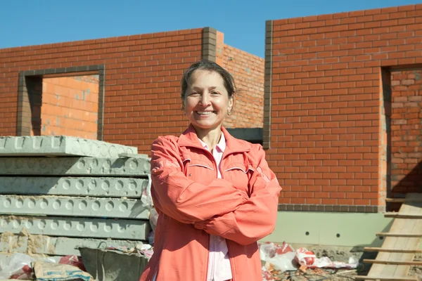 Gelukkige vrouw tegen bouwwerkzaamheden — Stockfoto