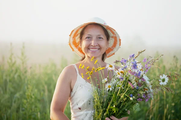 Ώριμη γυναίκα με λουλούδια μπουκέτο — Φωτογραφία Αρχείου