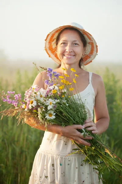 Reife Frau mit Blumen posy — Stockfoto