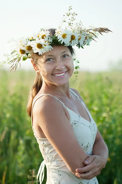 Érett nő a virágfüzér Kamilla — Stock Fotó