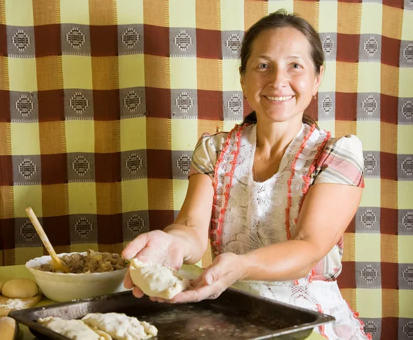 Kvinna att göra kött pasta — Stockfoto