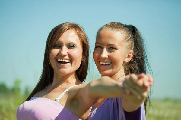 Duas mulheres felizes adultas médias — Fotografia de Stock