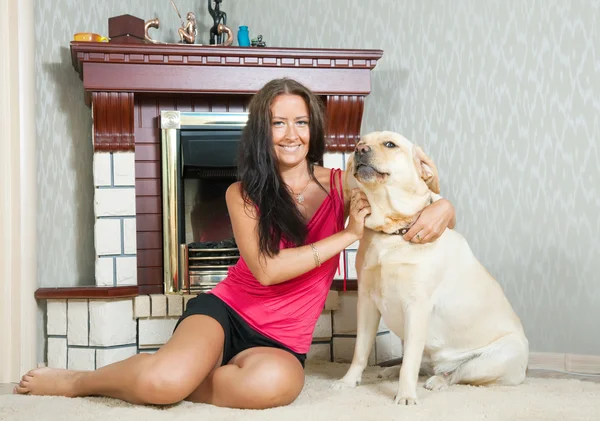 Frau mit Labrador-Retriever — Stockfoto