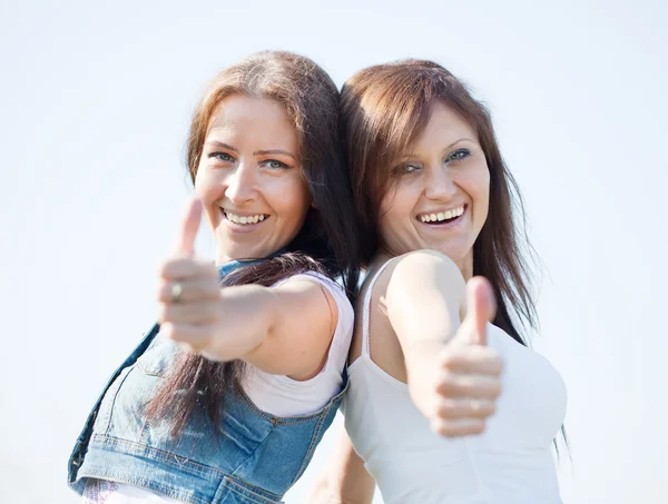 Mulheres felizes com polegar para cima — Fotografia de Stock