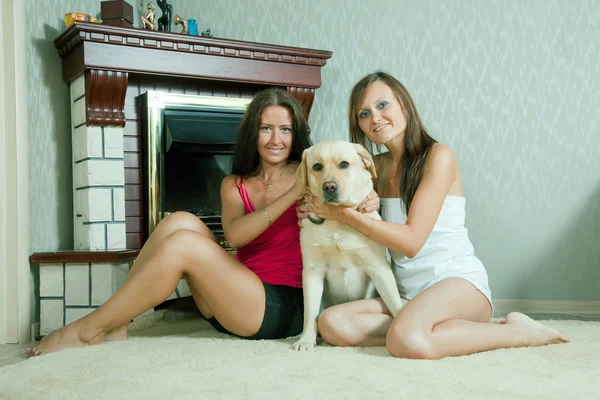 Two mid adult women with labrador — Stock Photo, Image
