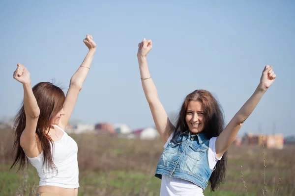 Två glada kvinnor — Stockfoto