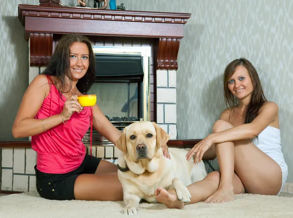 Women with labrador in home — Stock Photo, Image