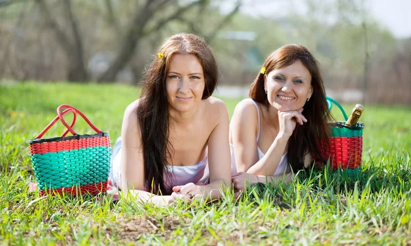 Glada kvinnor avkopplande i park — Stockfoto