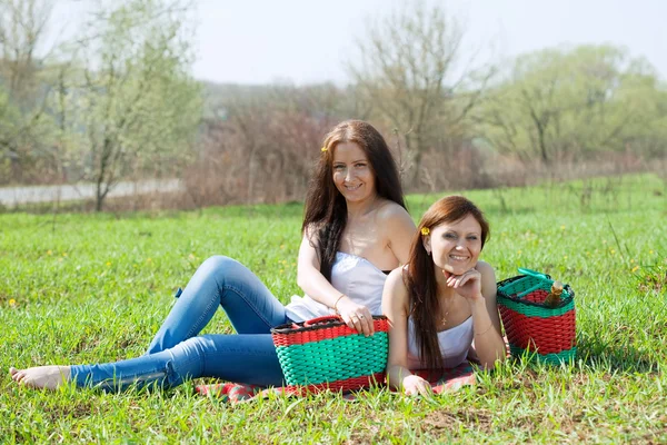Women relaxing in park — Stock Photo, Image