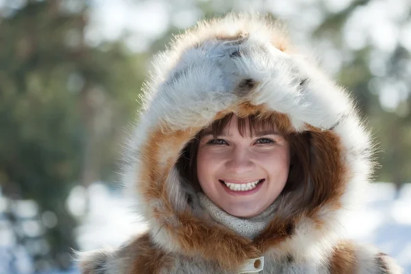 Lächelndes Mädchen im winterlichen Park — Stockfoto