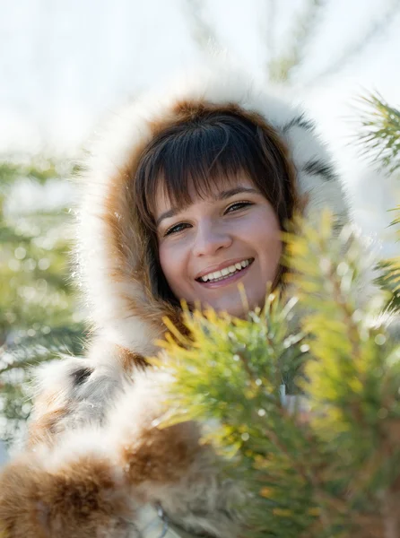 Chica en bosque de pino invernal — Foto de Stock