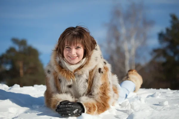 Mädchen liegt auf Schnee — Stockfoto