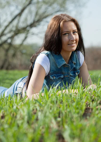 在草地上深色头发的女人 — 图库照片
